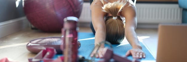 Foto vrouw die yoga beoefent die oefeningen doet om de wervelkolom te strekken