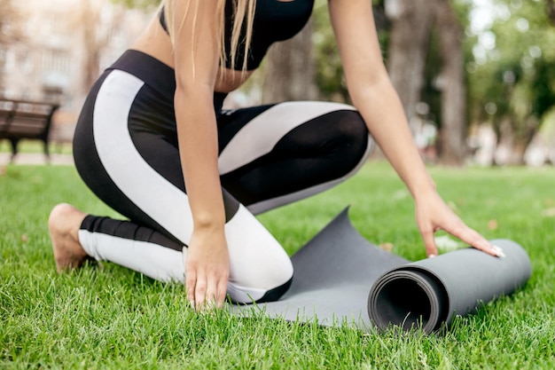 Vrouw die yoga beoefent en buiten mediteert