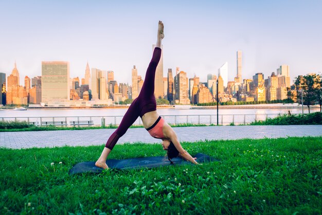 Vrouw die yoga in een park doet