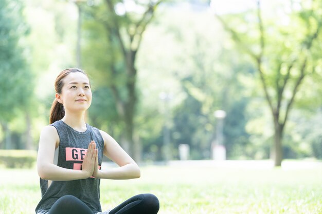 Vrouw die yoga in het park doet