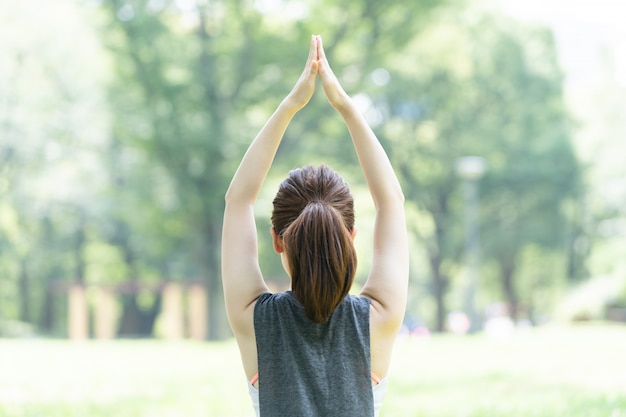 Vrouw die yoga in het park doet