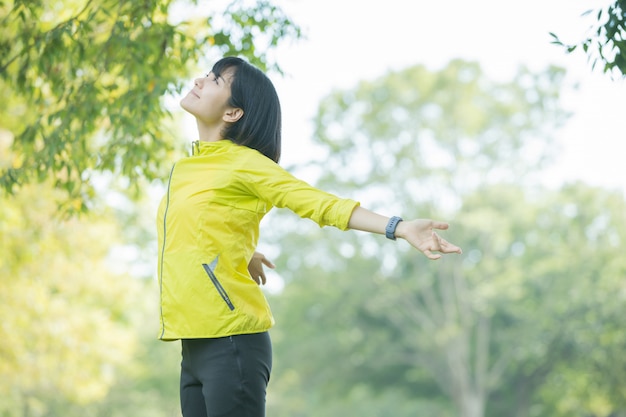 Vrouw die yoga in het park doet