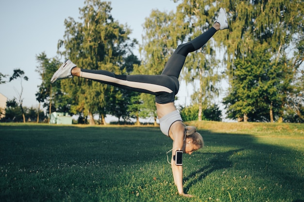 Vrouw die yogaoefeningen in het park doet