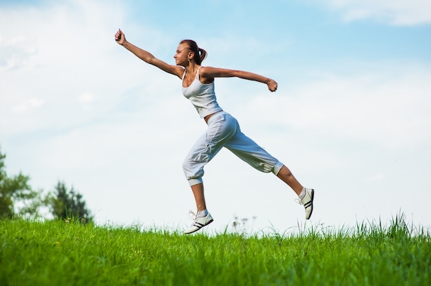 Vrouw die zich bezighouden met fitness