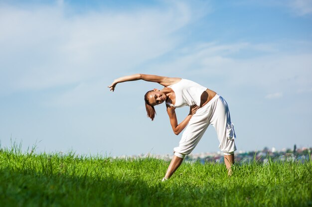 Vrouw die zich bezighouden met fitness