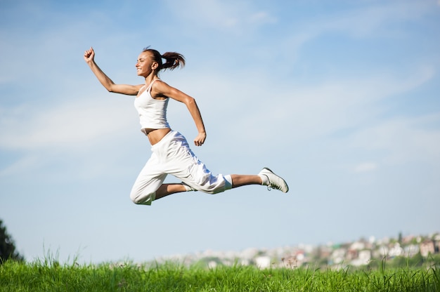 Vrouw die zich bezighouden met fitness