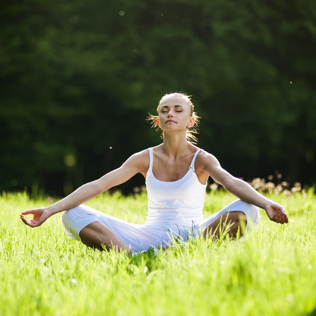 Vrouw die zich bezighouden met fitness