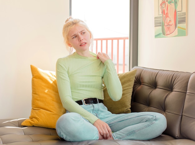 vrouw die zich gestrest, angstig, moe en gefrustreerd voelt, aan de hals van het shirt trekt, vrouw die gefrustreerd kijkt vanwege het probleem