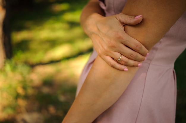 Vrouw die zich in het groene park in de hand van de de zomerholding bevindt