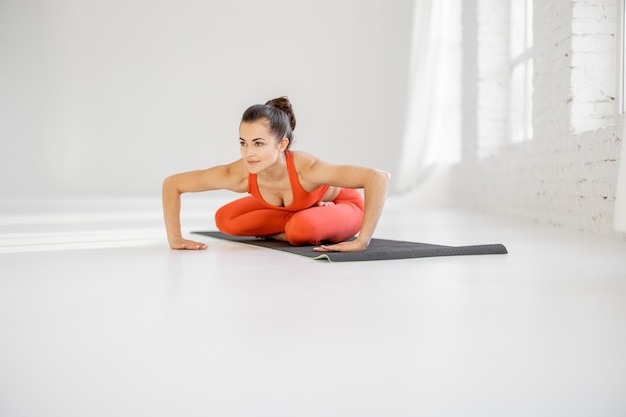 Vrouw die zich uitstrekt in een yoga-pose