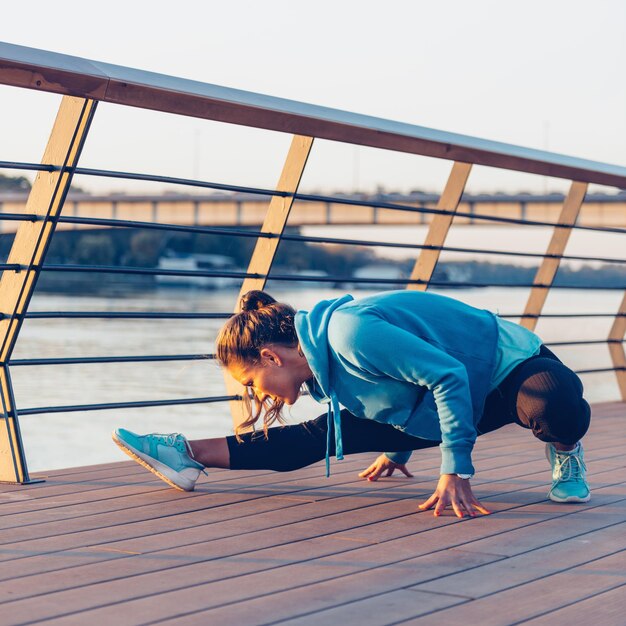 Vrouw die zich uitstrekt na het joggen