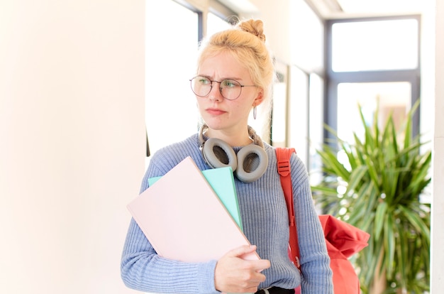 vrouw die zich verdrietig, overstuur of boos voelt en vrouw die opzij kijkt met een negatieve houding, fronsend in onenigheid