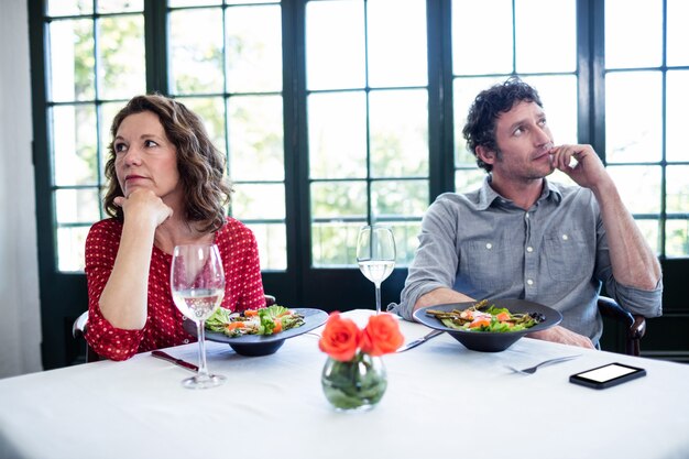 Vrouw die zich verveelt en elkaar negeert