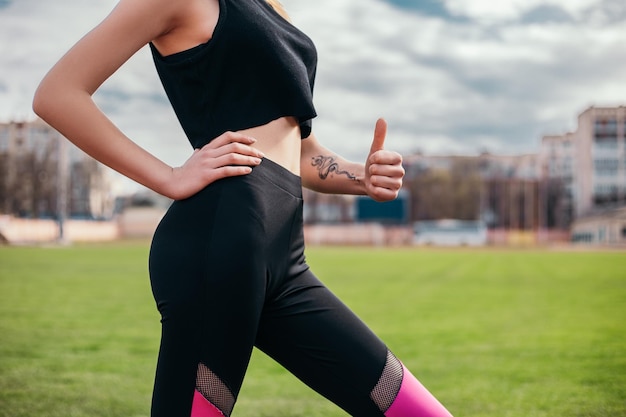 Vrouw die zich voordeed in voetbalstadion