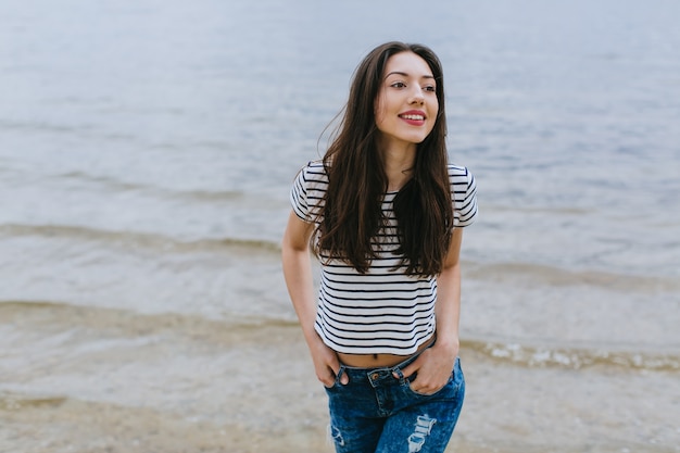 vrouw die zich voordeed op het strand