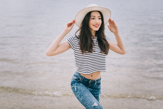 vrouw die zich voordeed op het strand