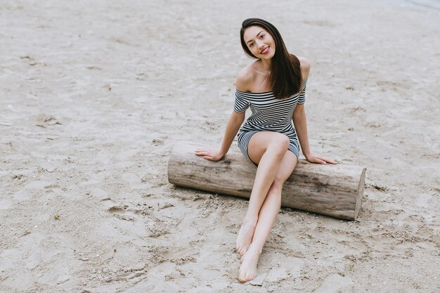 vrouw die zich voordeed op het strand