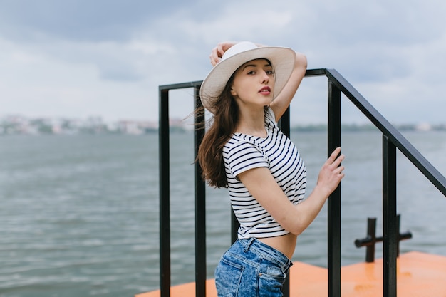 vrouw die zich voordeed op het strand