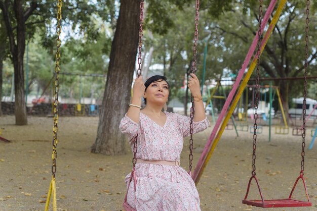 Vrouw die zwaait in een openluchtpark