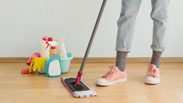 Vrouw die zwabber gebruikt om vloer schoon te maken