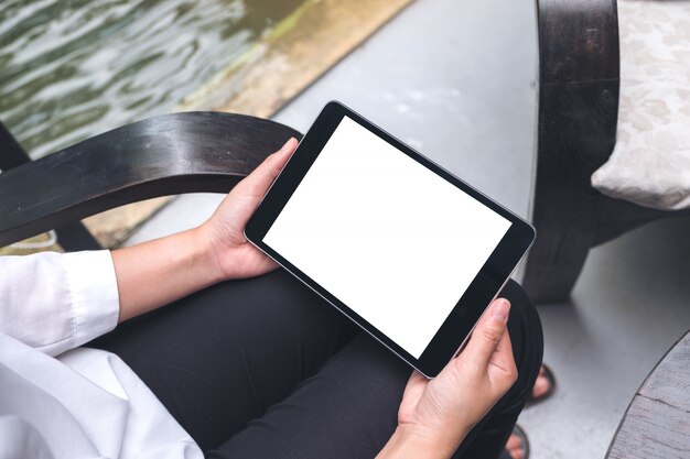 Vrouw die zwarte tablet houdt