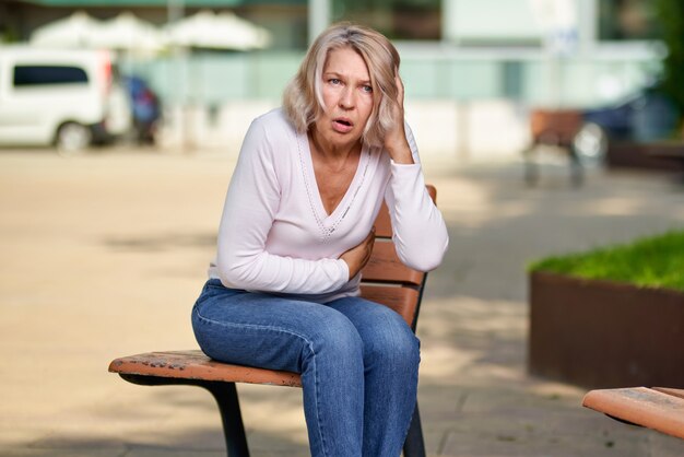 Vrouw dient pijnbuik in straat in.