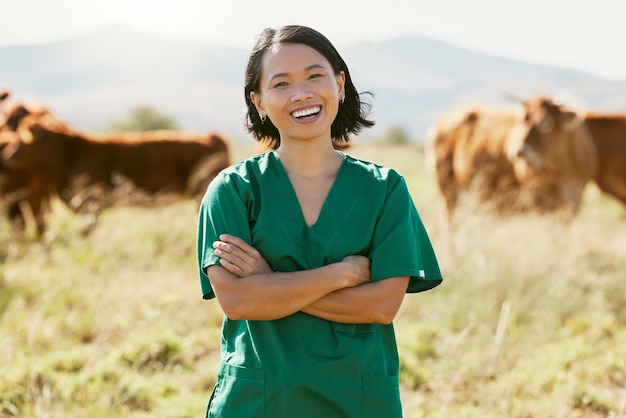 Vrouw dierenarts of armen gekruist op koeienboerderij melkveehouderij veld of rundvlees produceren platteland in wellnessdoelen of vaccininnovatie Portretglimlach of blije dierenarts in rundveegezondheidszorg