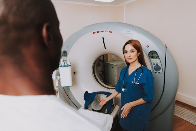 Vrouw Doc Instructing Man voor MRI-onderzoek