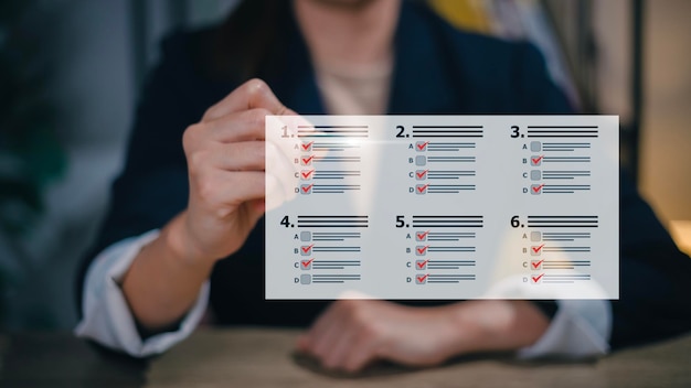 Foto vrouw doe een assessmentvragenlijst evaluatie online enquête online examen kies het juiste antwoord op het examen door een online enquêteformulier in te vullen beantwoord de testvragen
