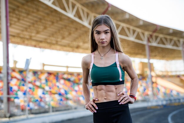 Vrouw doet buitenshuis te oefenen. fitness en een gezonde levensstijl concept