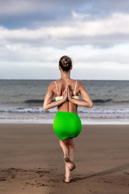 Vrouw doet eagle pose-variatie