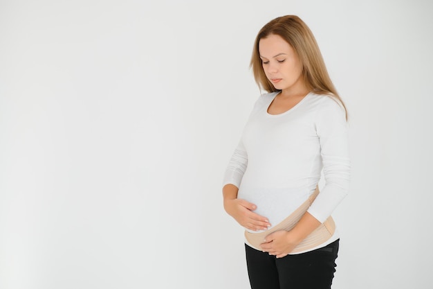 Vrouw doet een verband voor zwangere vrouwen. Detailopname.