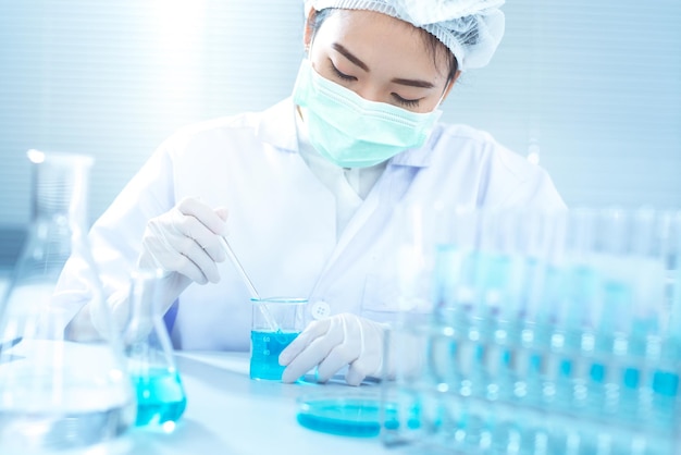Vrouw doet experiment op tafel in het laboratorium