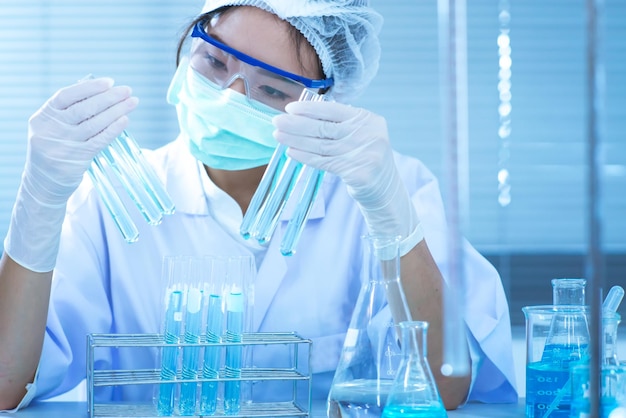 Vrouw doet experiment op tafel in het laboratorium