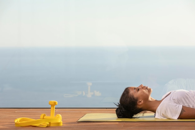 Vrouw doet fitness thuis op balkon