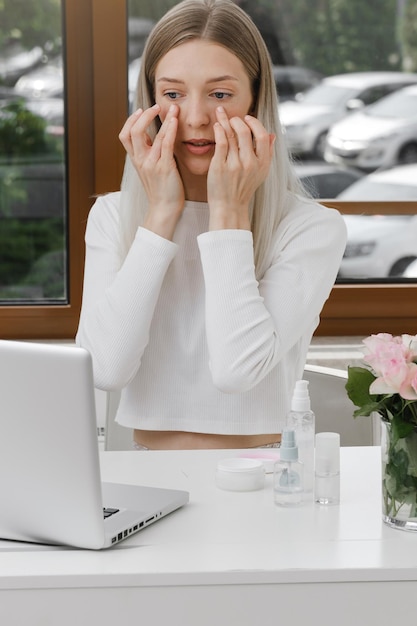 Vrouw doet gezichtsgymnastiek zelfmassage verjongende oefeningen