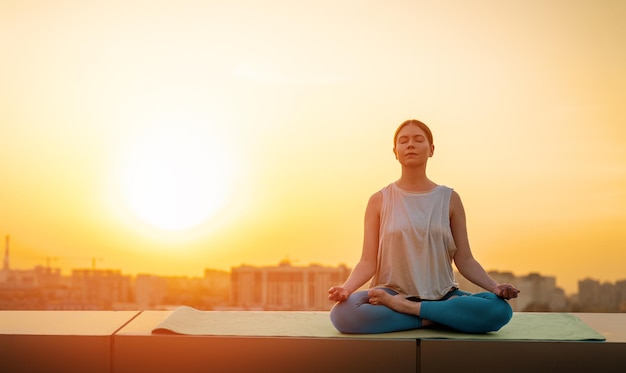 Vrouw doet meditatie