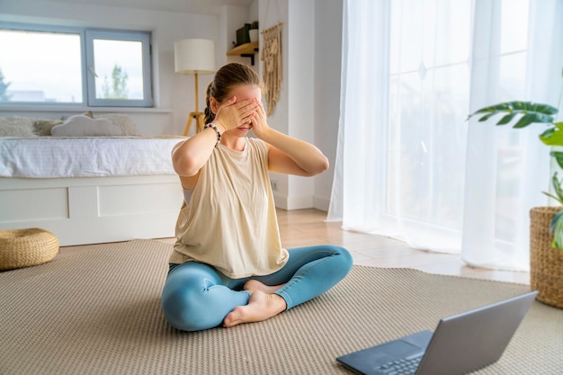 Vrouw doet meditatie