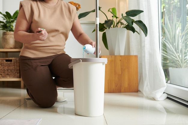 Vrouw doet nat huis schoonmaken