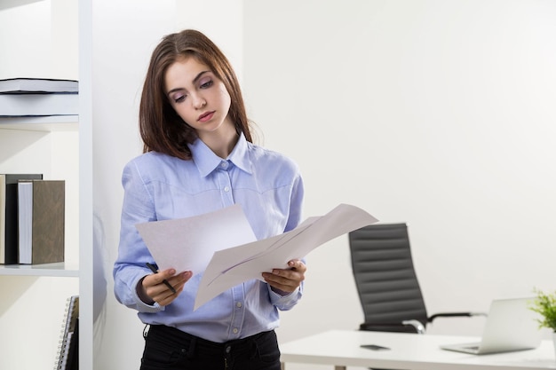 Vrouw doet papierwerk