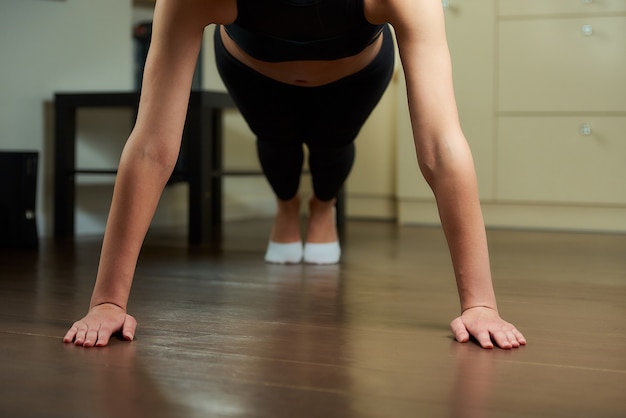 Vrouw doet push ups thuis