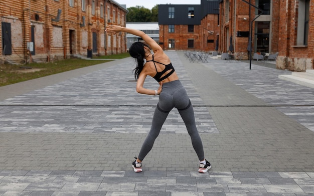 Vrouw doet warming-up buiten trainen