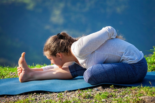 Vrouw doet yoga asana buitenshuis