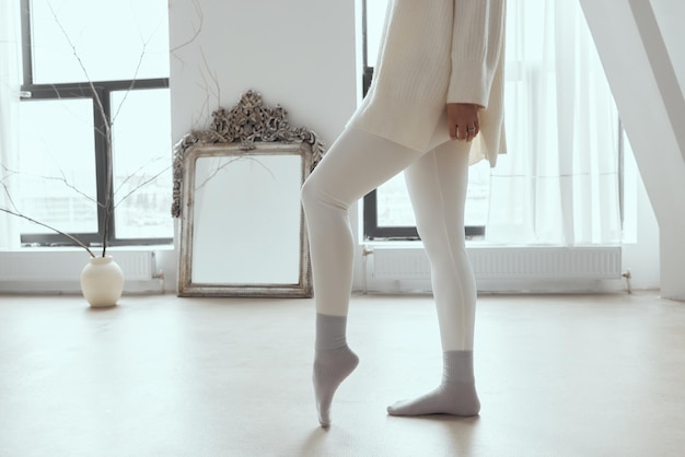 Vrouw doet yoga asana in een ruime studio.