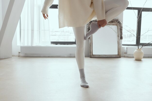 Vrouw doet yoga asana in een ruime studio