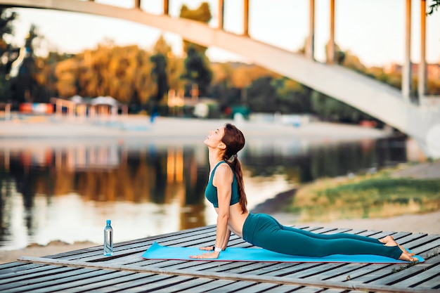 Foto vrouw doet yoga buiten in de zomer