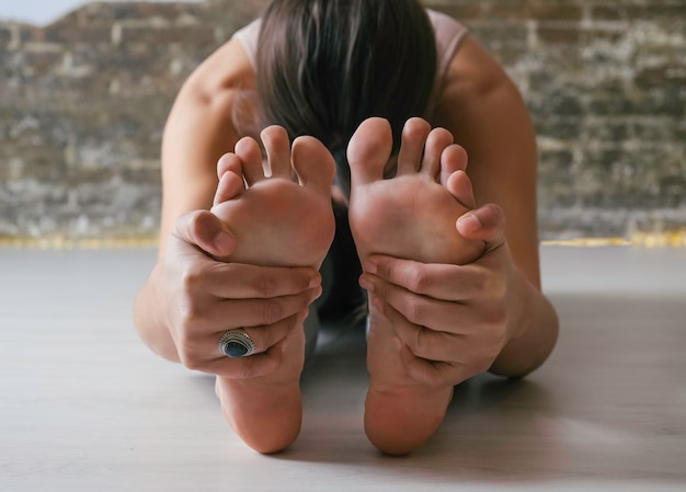 Vrouw doet yoga in een ontspannend interieur