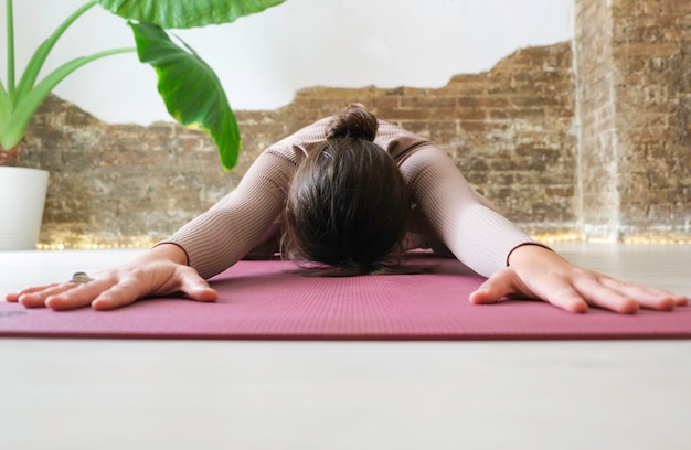 Vrouw doet yoga in een ontspannend interieur