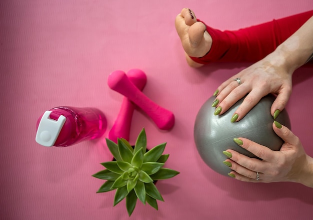 Vrouw doet yoga oefening lotuspositie in mat thuis