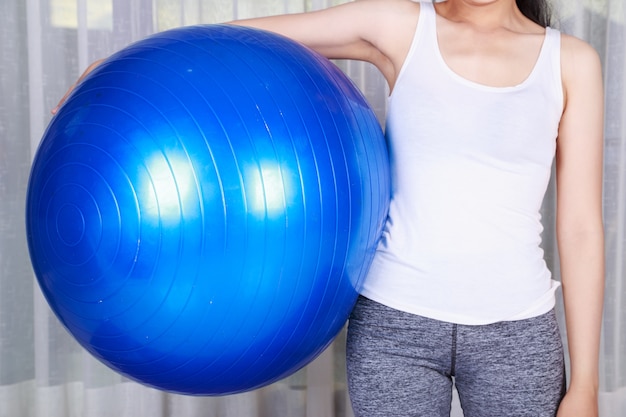 vrouw doet yoga oefening met fitness bal